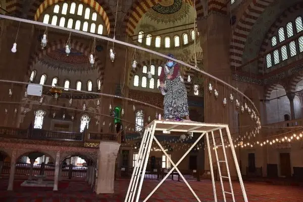 Son dakika haberi... Selimiye Cami, ramazan için dezenfekte edildi, avizeleri gül suyuyla temizlendi Son dakika haberi... Selimiye Cami, ramazan için dezenfekte edildi, avizeleri gül suyuyla temizlendi