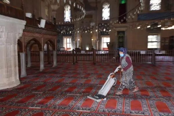 Son dakika haberi... Selimiye Cami, ramazan için dezenfekte edildi, avizeleri gül suyuyla temizlendi Son dakika haberi... Selimiye Cami, ramazan için dezenfekte edildi, avizeleri gül suyuyla temizlendi