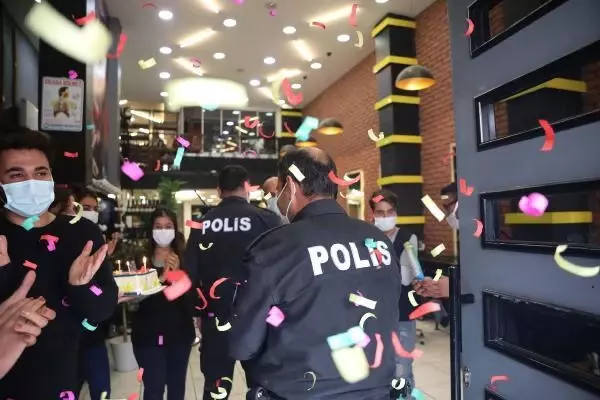 Son dakika haberleri | SİLAHLI KAVGA İHBARINA GİDEN POLİS EKİPLERİNE SÜRPRİZ KUTLAMA Son dakika haberleri | SİLAHLI KAVGA İHBARINA GİDEN POLİS EKİPLERİNE SÜRPRİZ KUTLAMA