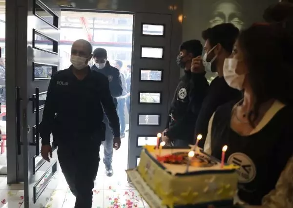 Son dakika haberleri | SİLAHLI KAVGA İHBARINA GİDEN POLİS EKİPLERİNE SÜRPRİZ KUTLAMA Son dakika haberleri | SİLAHLI KAVGA İHBARINA GİDEN POLİS EKİPLERİNE SÜRPRİZ KUTLAMA