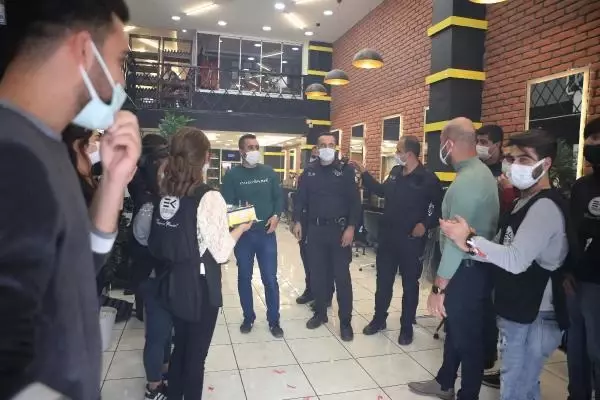 Son dakika haberleri | SİLAHLI KAVGA İHBARINA GİDEN POLİS EKİPLERİNE SÜRPRİZ KUTLAMA Son dakika haberleri | SİLAHLI KAVGA İHBARINA GİDEN POLİS EKİPLERİNE SÜRPRİZ KUTLAMA