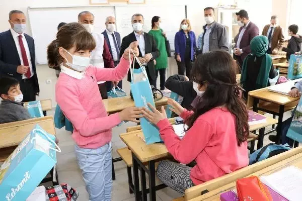 VAN SINIF BAŞKANININ VAATLERİNİ, BELEDİYE BAŞKANI GERÇEKLEŞTİRDİ VAN SINIF BAŞKANININ VAATLERİNİ, BELEDİYE BAŞKANI GERÇEKLEŞTİRDİ