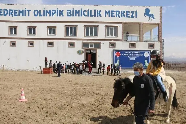 VAN SINIF BAŞKANININ VAATLERİNİ, BELEDİYE BAŞKANI GERÇEKLEŞTİRDİ VAN SINIF BAŞKANININ VAATLERİNİ, BELEDİYE BAŞKANI GERÇEKLEŞTİRDİ