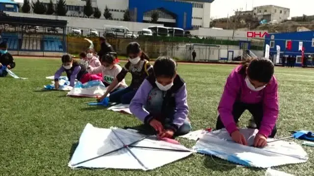 ŞIRNAK'TA, POLİSLERDEN ÇOCUKLAR İÇİN UÇURTMA ŞENLİĞİ ŞIRNAK'TA, POLİSLERDEN ÇOCUKLAR İÇİN UÇURTMA ŞENLİĞİ