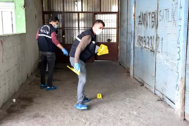 İki grup arasında silahlı kavga: 2 yaralı İki grup arasında silahlı kavga: 2 yaralı