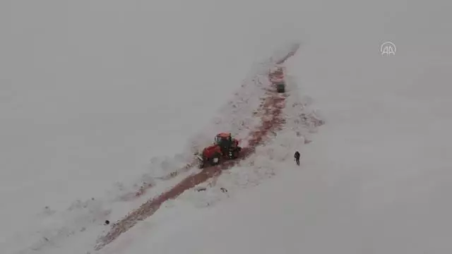 Soğanlı Geçidi'nde zorlu karla mücadele çalışması sürüyor Soğanlı Geçidi'nde zorlu karla mücadele çalışması sürüyor