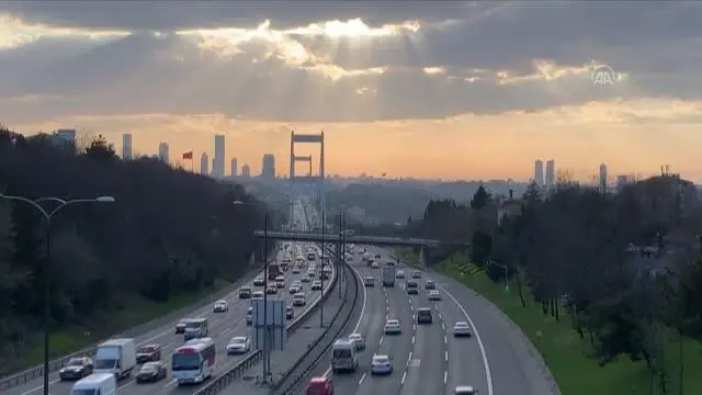 Son dakika haberi! Sokağa çıkma kısıtlaması öncesinde trafik yoğunluğu yaşanıyor Son dakika haberi! Sokağa çıkma kısıtlaması öncesinde trafik yoğunluğu yaşanıyor
