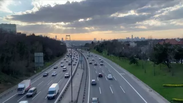 Son dakika haberi! Sokağa çıkma kısıtlaması öncesinde trafik yoğunluğu yaşanıyor Son dakika haberi! Sokağa çıkma kısıtlaması öncesinde trafik yoğunluğu yaşanıyor