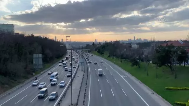 Son dakika haberi! Sokağa çıkma kısıtlaması öncesinde trafik yoğunluğu yaşanıyor Son dakika haberi! Sokağa çıkma kısıtlaması öncesinde trafik yoğunluğu yaşanıyor