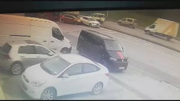 SULTANGAZİ'DE HAFRİYAT KAMYONU ÇARPTIĞI OTOMOBİLİ BÖYLE SÜRÜKLEDİ SULTANGAZİ'DE HAFRİYAT KAMYONU ÇARPTIĞI OTOMOBİLİ BÖYLE SÜRÜKLEDİ