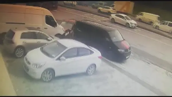 SULTANGAZİ'DE HAFRİYAT KAMYONU ÇARPTIĞI OTOMOBİLİ BÖYLE SÜRÜKLEDİ SULTANGAZİ'DE HAFRİYAT KAMYONU ÇARPTIĞI OTOMOBİLİ BÖYLE SÜRÜKLEDİ