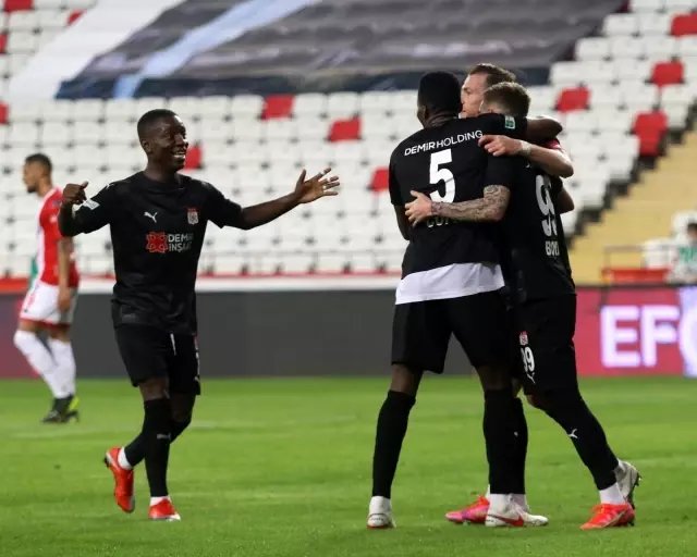 Süper Lig: FT Antalyaspor: 1 - DG Sivasspor: 2 (İlk yarı) Süper Lig: FT Antalyaspor: 1 - DG Sivasspor: 2 (İlk yarı)