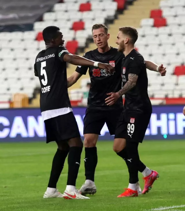 Süper Lig: FT Antalyaspor: 1 - DG Sivasspor: 2 (İlk yarı) Süper Lig: FT Antalyaspor: 1 - DG Sivasspor: 2 (İlk yarı)