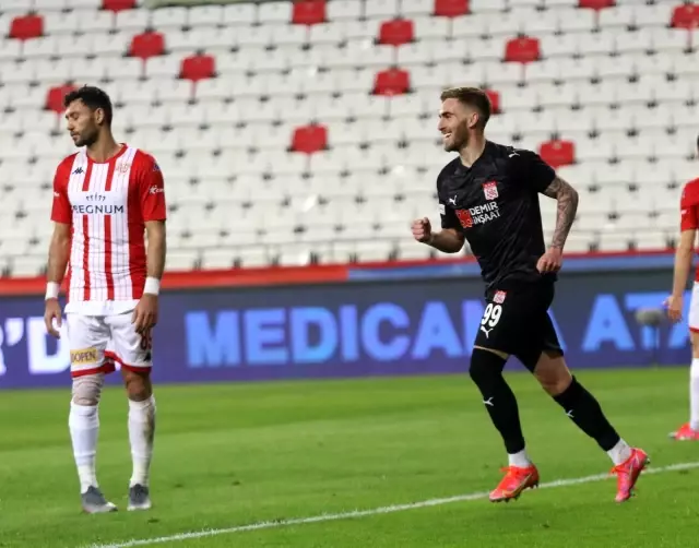 Süper Lig: FT Antalyaspor: 1 - DG Sivasspor: 2 (İlk yarı) Süper Lig: FT Antalyaspor: 1 - DG Sivasspor: 2 (İlk yarı)