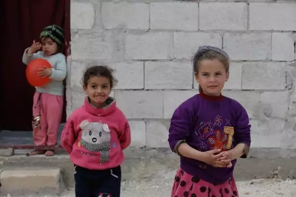 Son dakika... SURİYE'NİN GRİ KENTİ; BRİKET EVLERDE ÇOCUK OLMAK Son dakika... SURİYE'NİN GRİ KENTİ; BRİKET EVLERDE ÇOCUK OLMAK