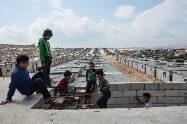 Son dakika... SURİYE'NİN GRİ KENTİ; BRİKET EVLERDE ÇOCUK OLMAK Son dakika... SURİYE'NİN GRİ KENTİ; BRİKET EVLERDE ÇOCUK OLMAK