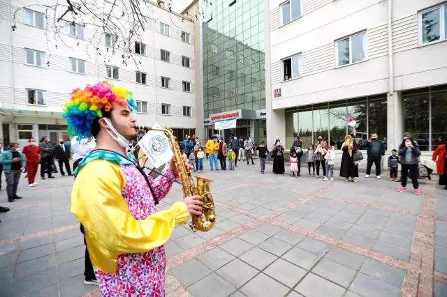 Son dakika haber: 'Maskot Bandosu' kanser tedavisi gören çocuklara konser verdi Son dakika haber: 'Maskot Bandosu' kanser tedavisi gören çocuklara konser verdi