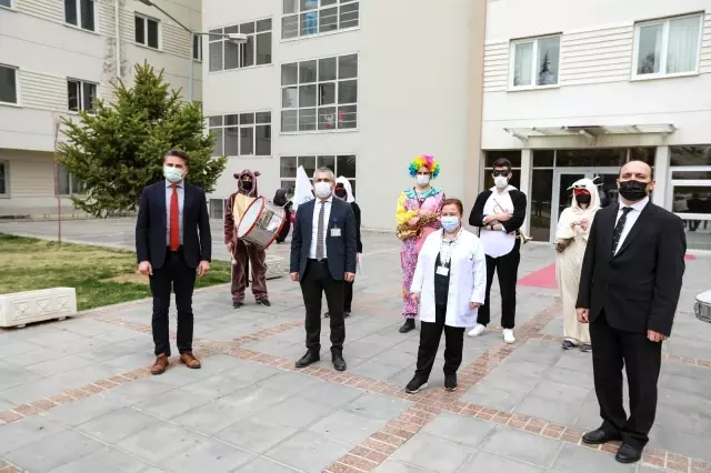 Son dakika haber: 'Maskot Bandosu' kanser tedavisi gören çocuklara konser verdi Son dakika haber: 'Maskot Bandosu' kanser tedavisi gören çocuklara konser verdi