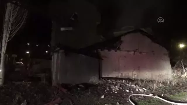 Son dakika gündem: Tek katlı ahşap evde çıkan yangın hasara neden oldu Son dakika gündem: Tek katlı ahşap evde çıkan yangın hasara neden oldu