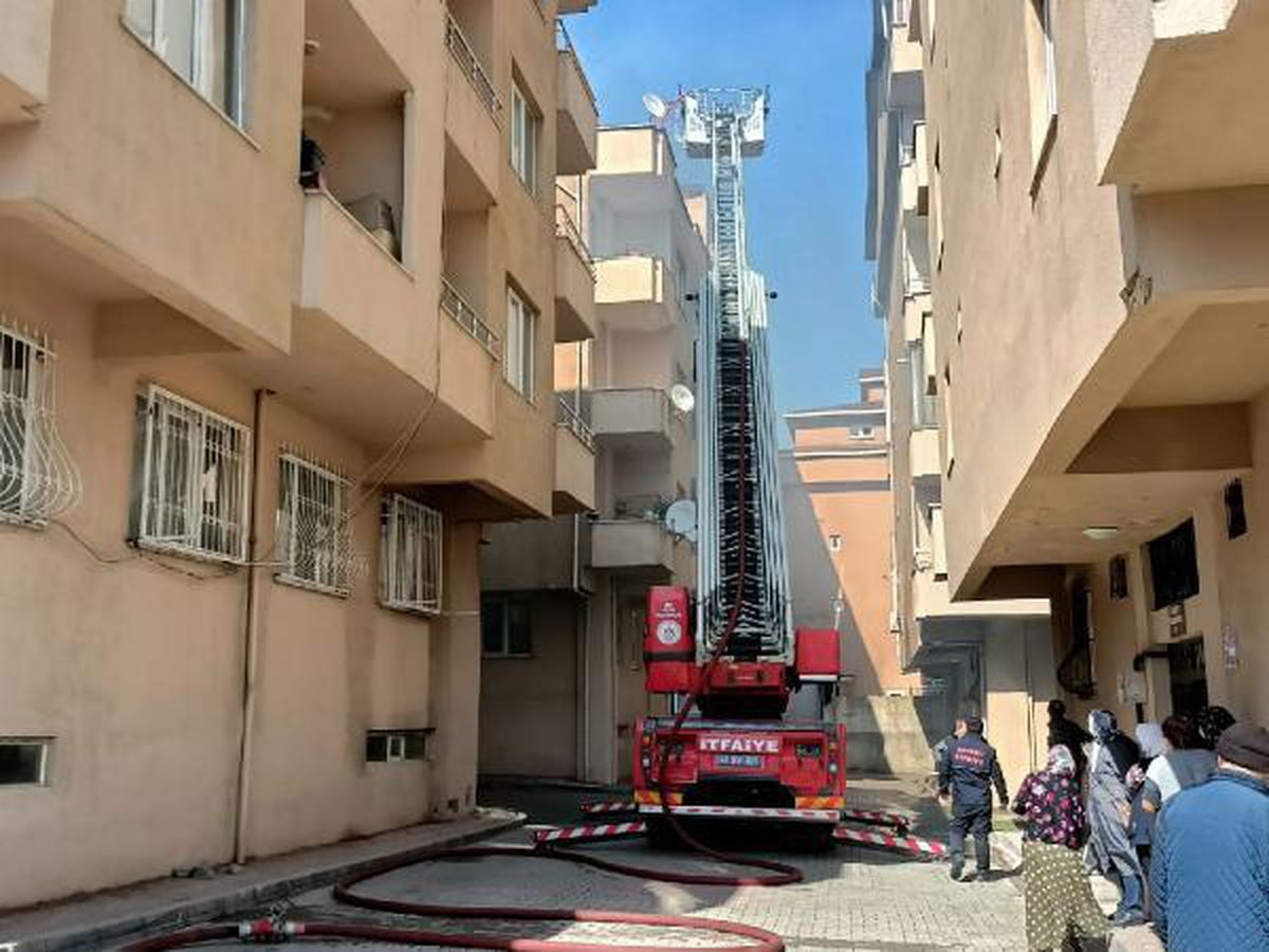 Terasta mangal, çatıyı yaktı