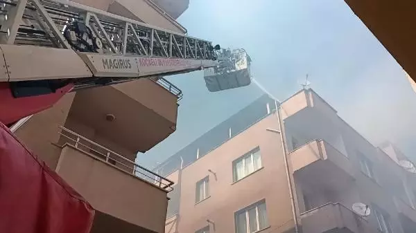 Terasta mangal, çatıyı yaktı Terasta mangal, çatıyı yaktı