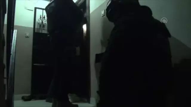 Terör örgütleri El Kaide ve DEAŞ'a yönelik operasyonda 8 şüpheli yakalandı Terör örgütleri El Kaide ve DEAŞ'a yönelik operasyonda 8 şüpheli yakalandı