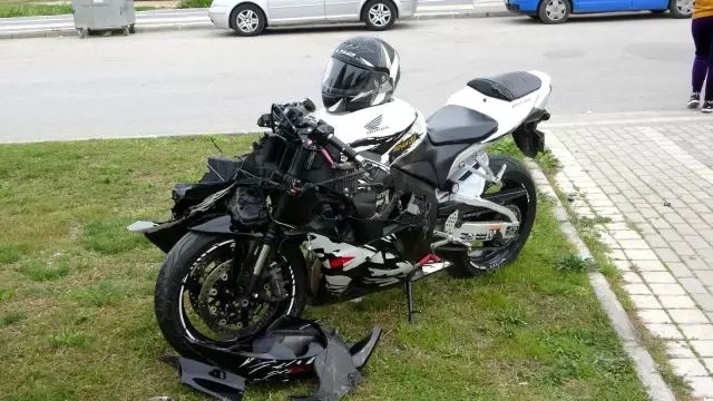 Motosiklet sürücüsünün ticari araca çarpıp savrulduğu kaza kameralara yansıdı Motosiklet sürücüsünün ticari araca çarpıp savrulduğu kaza kameralara yansıdı