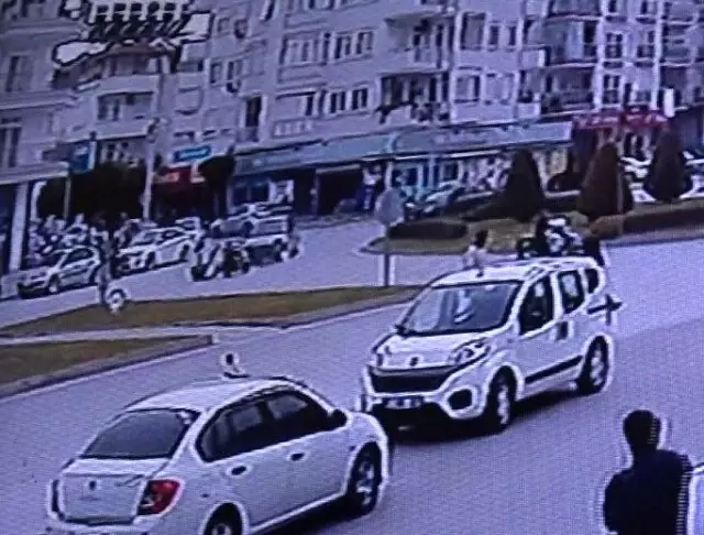 Motosiklet sürücüsünün ticari araca çarpıp savrulduğu kaza kameralara yansıdı Motosiklet sürücüsünün ticari araca çarpıp savrulduğu kaza kameralara yansıdı