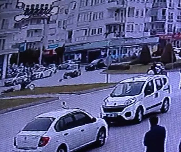 Motosiklet sürücüsünün ticari araca çarpıp savrulduğu kaza kameralara yansıdı Motosiklet sürücüsünün ticari araca çarpıp savrulduğu kaza kameralara yansıdı