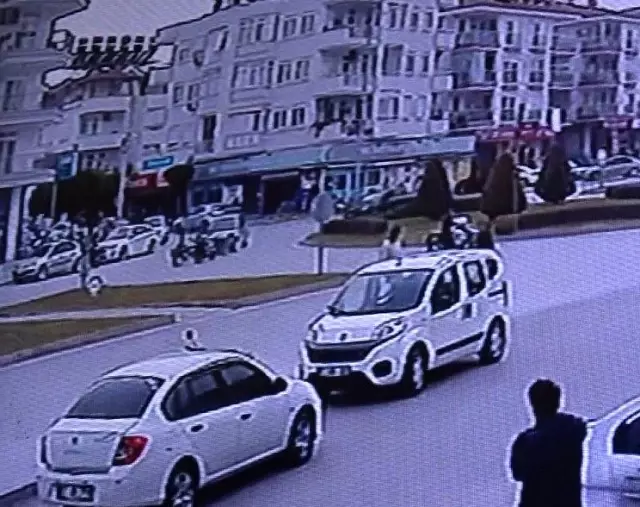 Motosiklet sürücüsünün ticari araca çarpıp savrulduğu kaza kameralara yansıdı Motosiklet sürücüsünün ticari araca çarpıp savrulduğu kaza kameralara yansıdı