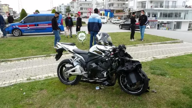 Motosiklet sürücüsünün ticari araca çarpıp savrulduğu kaza kameralara yansıdı Motosiklet sürücüsünün ticari araca çarpıp savrulduğu kaza kameralara yansıdı