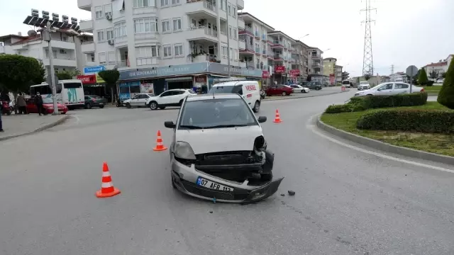 Motosiklet sürücüsünün ticari araca çarpıp savrulduğu kaza kameralara yansıdı Motosiklet sürücüsünün ticari araca çarpıp savrulduğu kaza kameralara yansıdı