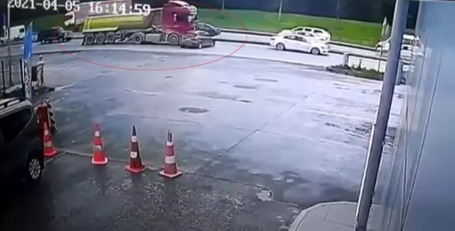 Tır metrelerce sürükledi, sürücü arkasına bile bakmadan kaçtı Tır metrelerce sürükledi, sürücü arkasına bile bakmadan kaçtı