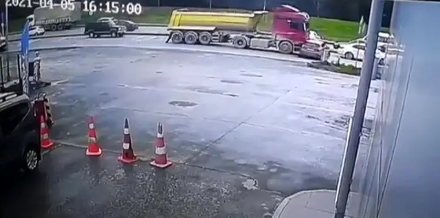 Tır metrelerce sürükledi, sürücü arkasına bile bakmadan kaçtı Tır metrelerce sürükledi, sürücü arkasına bile bakmadan kaçtı
