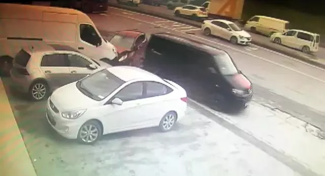 Tır metrelerce sürükledi, sürücü arkasına bile bakmadan kaçtı Tır metrelerce sürükledi, sürücü arkasına bile bakmadan kaçtı