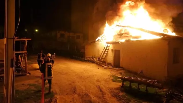 Tokat'ta ahşap ev alev alev yandı Tokat'ta ahşap ev alev alev yandı