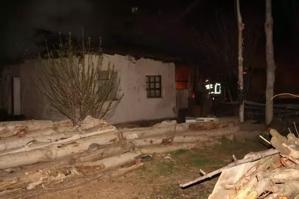 Tokat'ta, müstakil 2 evde çıkan 'şüpheli' yangında düğün çeyizi kül oldu Tokat'ta, müstakil 2 evde çıkan 'şüpheli' yangında düğün çeyizi kül oldu