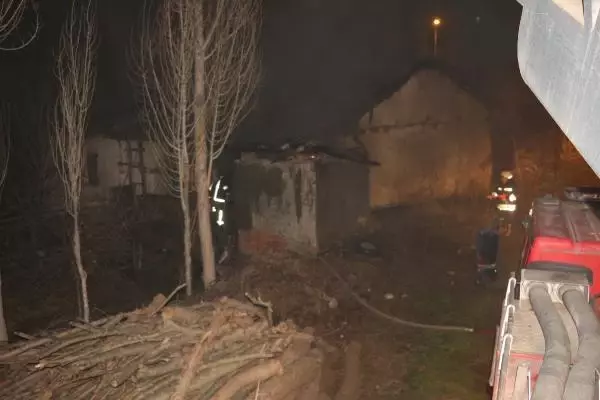 Tokat'ta, müstakil 2 evde çıkan 'şüpheli' yangında düğün çeyizi kül oldu Tokat'ta, müstakil 2 evde çıkan 'şüpheli' yangında düğün çeyizi kül oldu