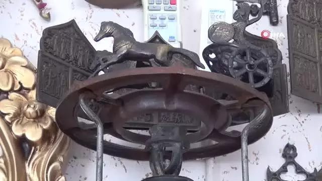Topladığı hurda eşyaları satıp aldığı antika eşyalarla evini müzeye çevirdi Topladığı hurda eşyaları satıp aldığı antika eşyalarla evini müzeye çevirdi
