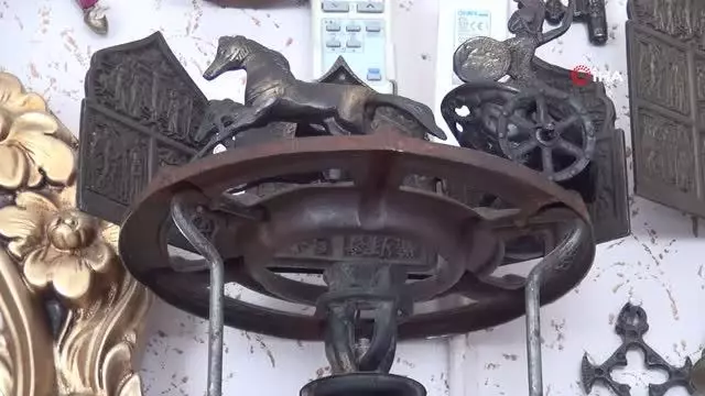 Topladığı hurda eşyaları satıp aldığı antika eşyalarla evini müzeye çevirdi Topladığı hurda eşyaları satıp aldığı antika eşyalarla evini müzeye çevirdi