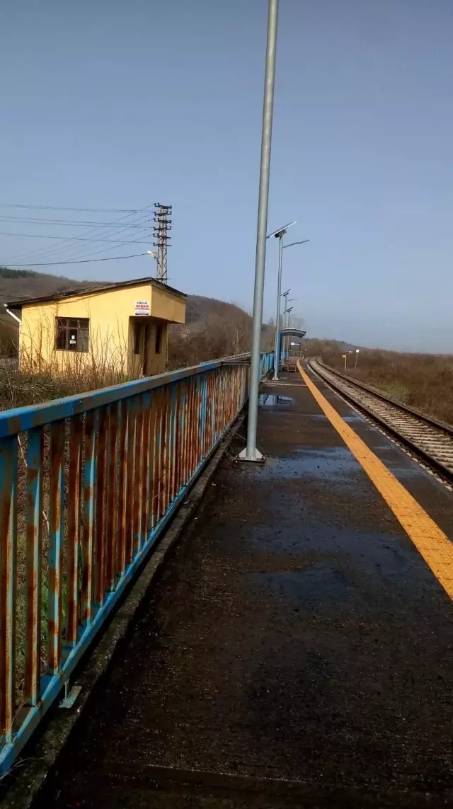 Trenin ara duraklarda durmaması vatandaşı mağdur etti Trenin ara duraklarda durmaması vatandaşı mağdur etti
