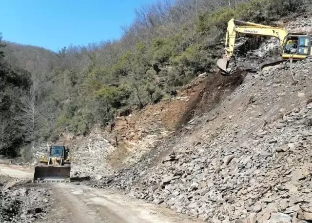Turgutlu'da 15 mahallenin kullandığı güzergahtaki yol genişletiliyor Turgutlu'da 15 mahallenin kullandığı güzergahtaki yol genişletiliyor