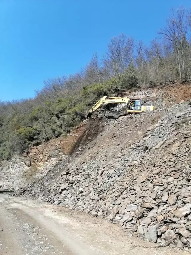 Turgutlu'da 15 mahallenin kullandığı güzergahtaki yol genişletiliyor Turgutlu'da 15 mahallenin kullandığı güzergahtaki yol genişletiliyor
