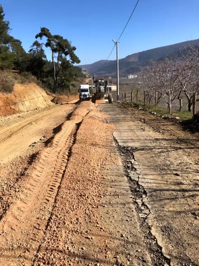 Turgutlu'da 15 mahallenin kullandığı güzergahtaki yol genişletiliyor Turgutlu'da 15 mahallenin kullandığı güzergahtaki yol genişletiliyor