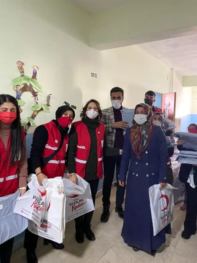 Türk Kızılay'ı Bayrampaşa Kadın Kolları'ndan Van'a ısıtan ziyaret Türk Kızılay'ı Bayrampaşa Kadın Kolları'ndan Van'a ısıtan ziyaret