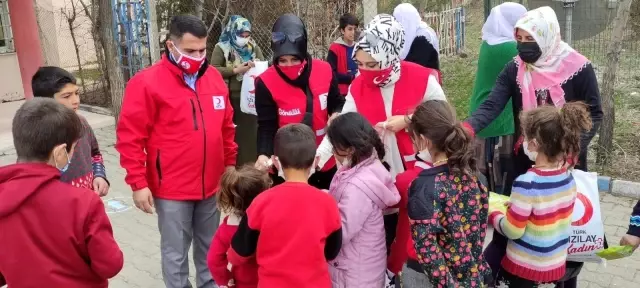 Türk Kızılay'ı Bayrampaşa Kadın Kolları'ndan Van'a ısıtan ziyaret Türk Kızılay'ı Bayrampaşa Kadın Kolları'ndan Van'a ısıtan ziyaret