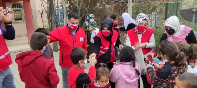 Türk Kızılay'ı Bayrampaşa Kadın Kolları'ndan Van'a ısıtan ziyaret Türk Kızılay'ı Bayrampaşa Kadın Kolları'ndan Van'a ısıtan ziyaret