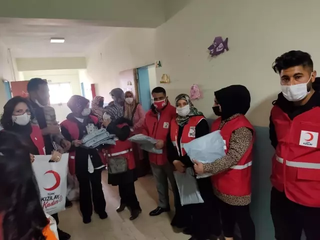 Türk Kızılay'ı Bayrampaşa Kadın Kolları'ndan Van'a ısıtan ziyaret Türk Kızılay'ı Bayrampaşa Kadın Kolları'ndan Van'a ısıtan ziyaret