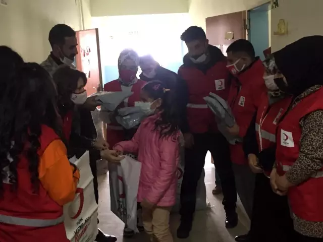 Türk Kızılay'ı Bayrampaşa Kadın Kolları'ndan Van'a ısıtan ziyaret Türk Kızılay'ı Bayrampaşa Kadın Kolları'ndan Van'a ısıtan ziyaret