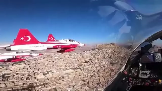 'Türk Yıldızları' gösteri uçuşu 'Türk Yıldızları' gösteri uçuşu